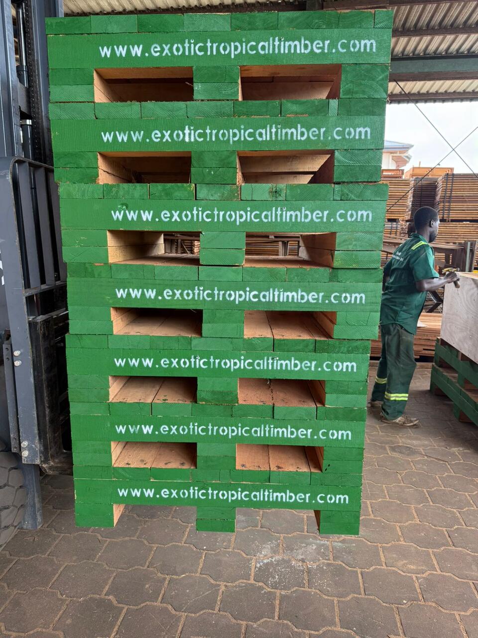 Medewerker aan het werk bij de productie van houten pallets