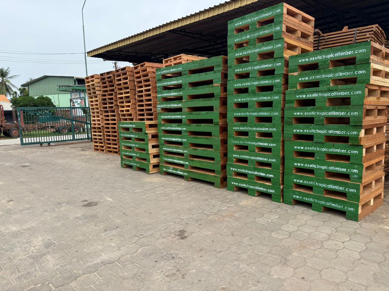 Stapels houten pallets op het buitenterrein van Exotic Tropical Timber