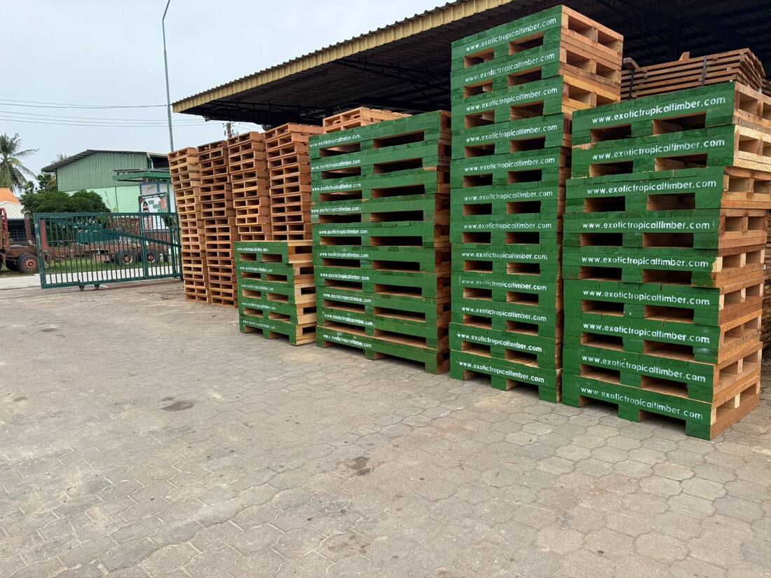 Gestapelde pallets op het bedrijfsterrein van Exotic Tropical Timber